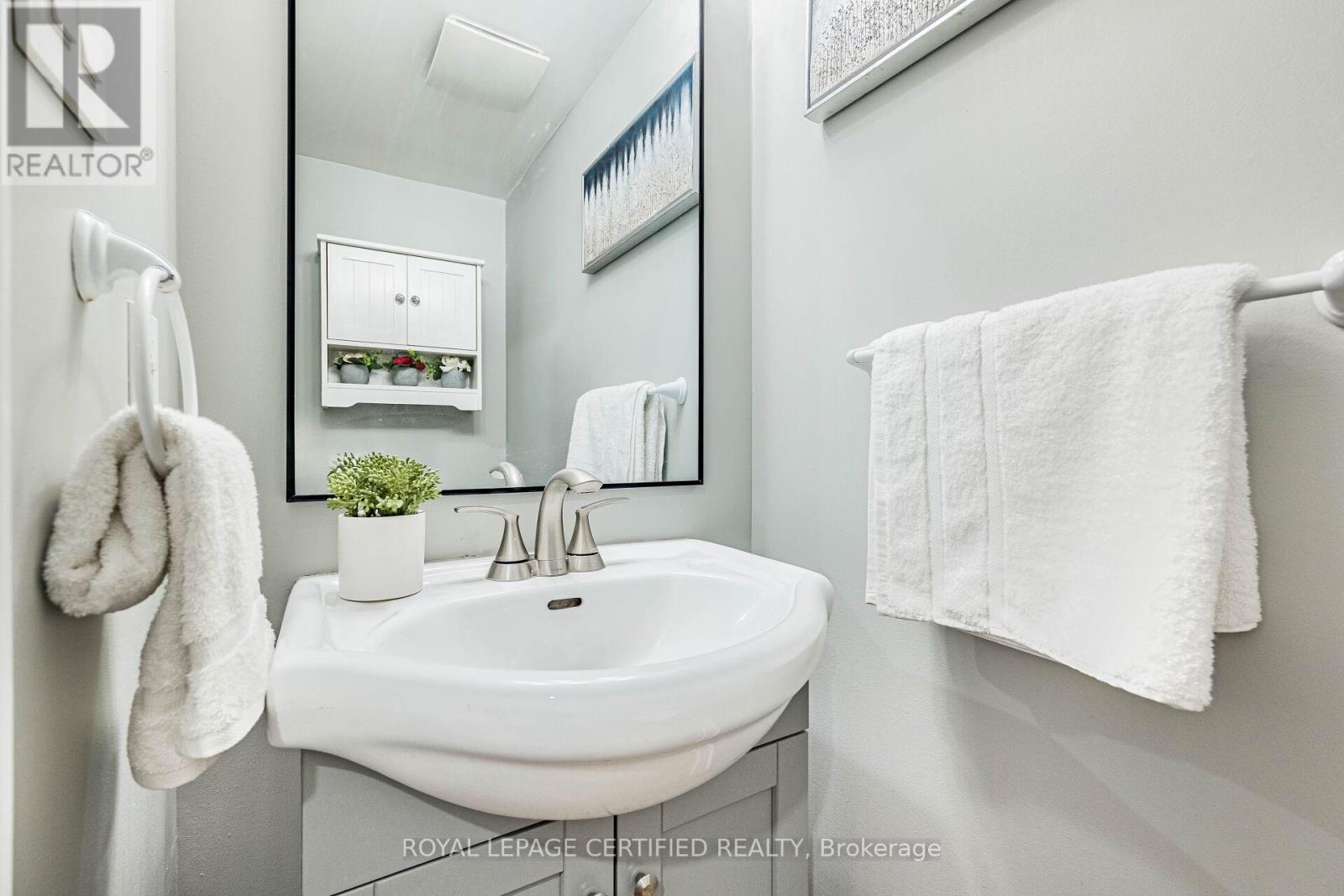 20 Harding Street, Halton Hills, Ontario  L7G 6B1 - Photo 9 - W12988306