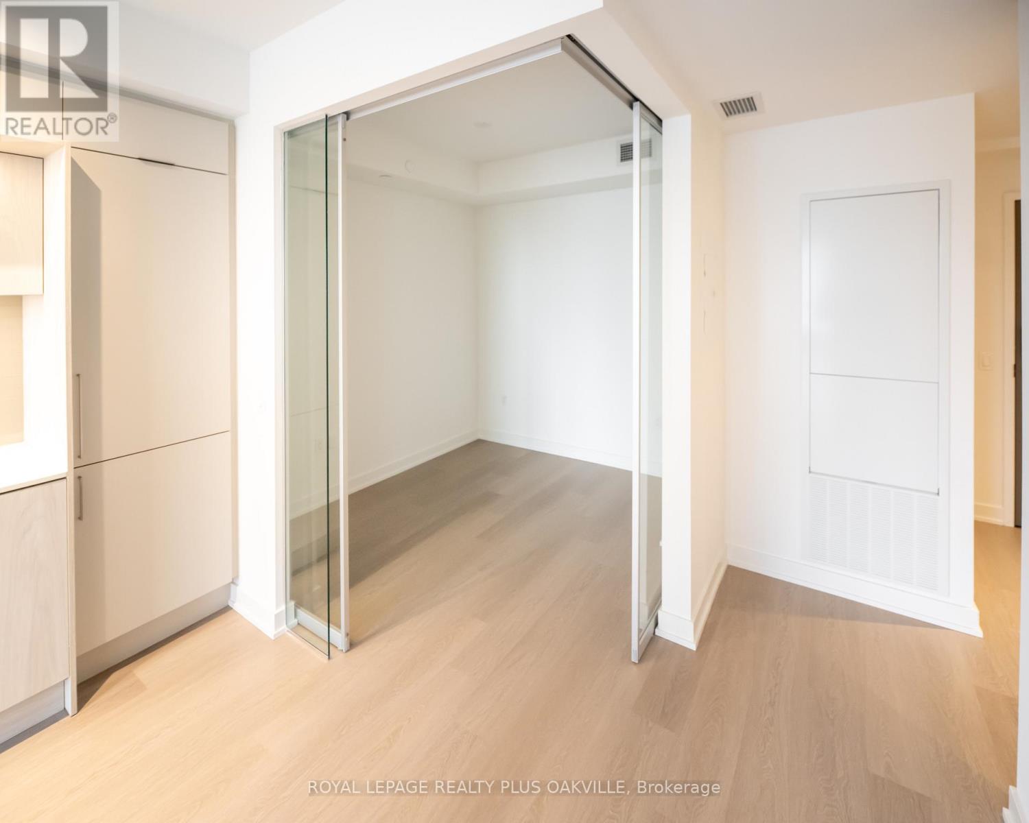 1505 - 488 Burnhamthorpe Road W, Mississauga, Ontario  L5B 0R4 - Photo 13 - W12988364