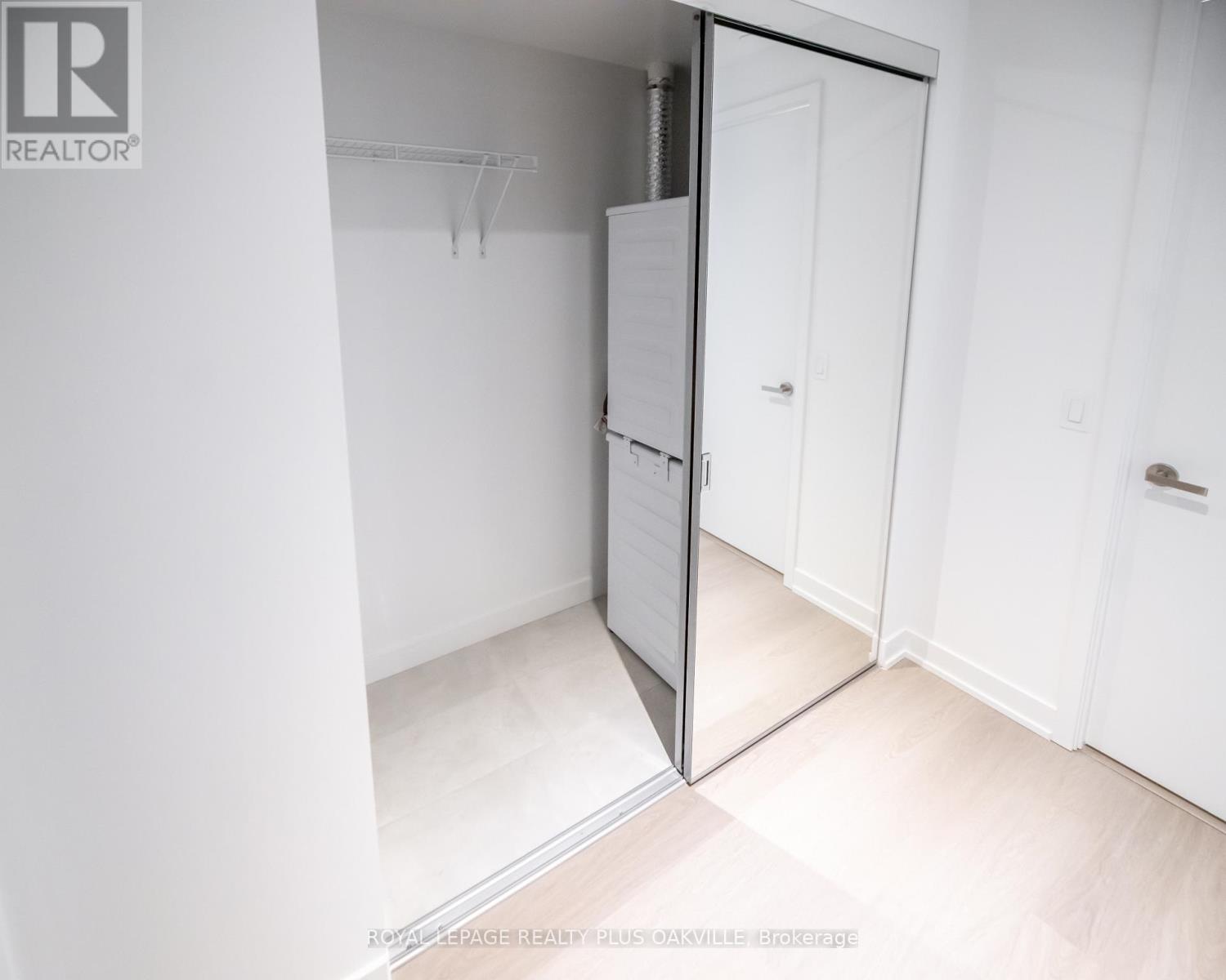 1505 - 488 Burnhamthorpe Road W, Mississauga, Ontario  L5B 0R4 - Photo 6 - W12988364