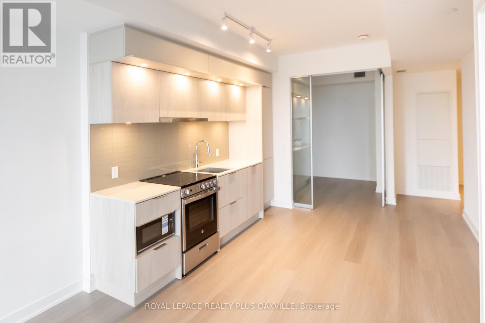 1505 - 488 Burnhamthorpe Road W, Mississauga, Ontario  L5B 0R4 - Photo 8 - W12988364