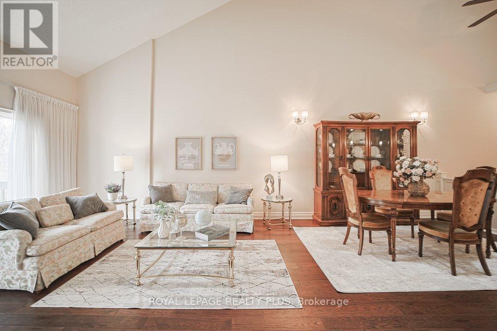 7 - 1010 Cristina Court, Mississauga, Ontario  L5J 4T7 - Photo 4 - W12988370