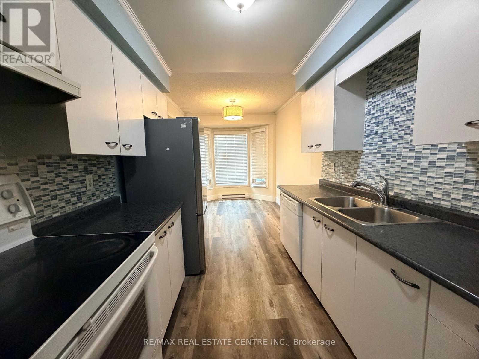 29 - 219 Kingswood Drive, Kitchener, Ontario  N2E 3J5 - Photo 6 - X12988390