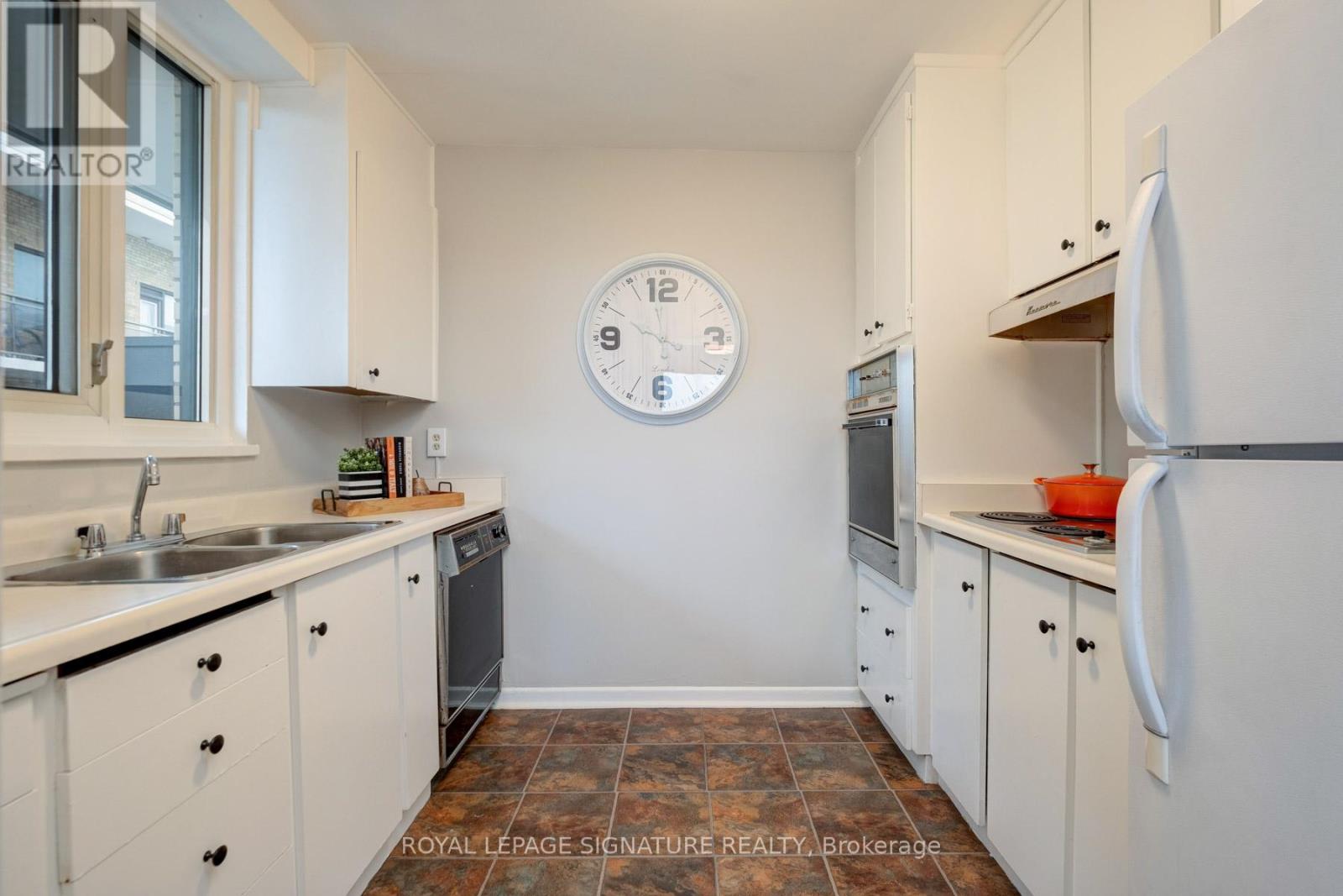 1105 - 575 Avenue Road, Toronto, Ontario  M4V 2K2 - Photo 18 - C12966442