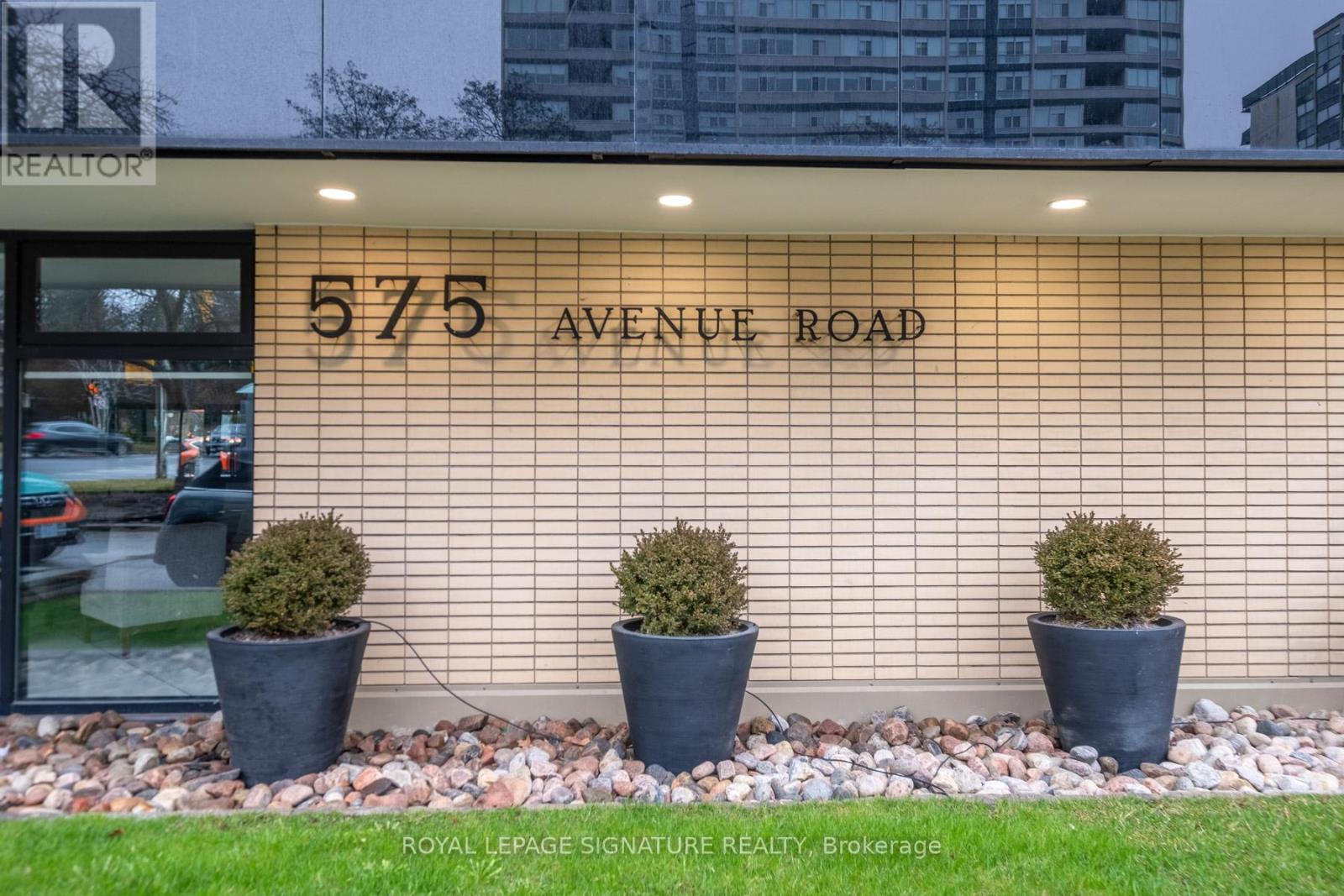 1105 - 575 Avenue Road, Toronto, Ontario  M4V 2K2 - Photo 2 - C12966442