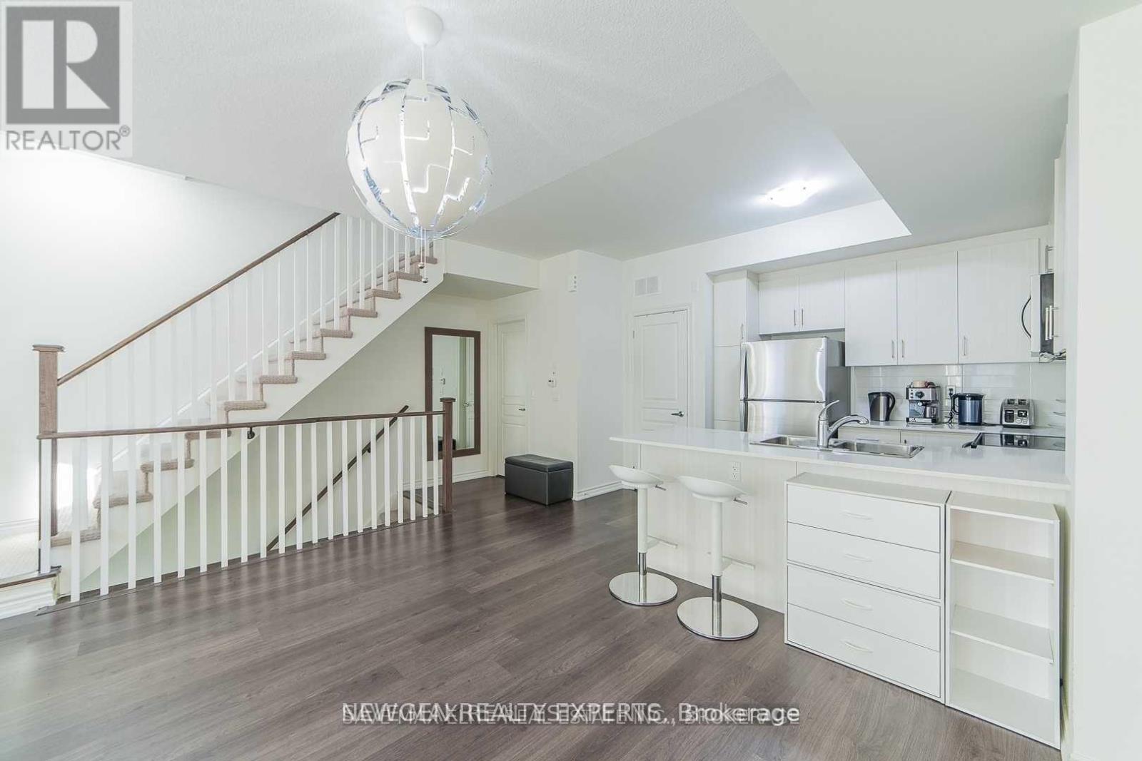 8 - 120 Longbranch Avenue, Toronto, Ontario  M8W 0A9 - Photo 5 - W12988450