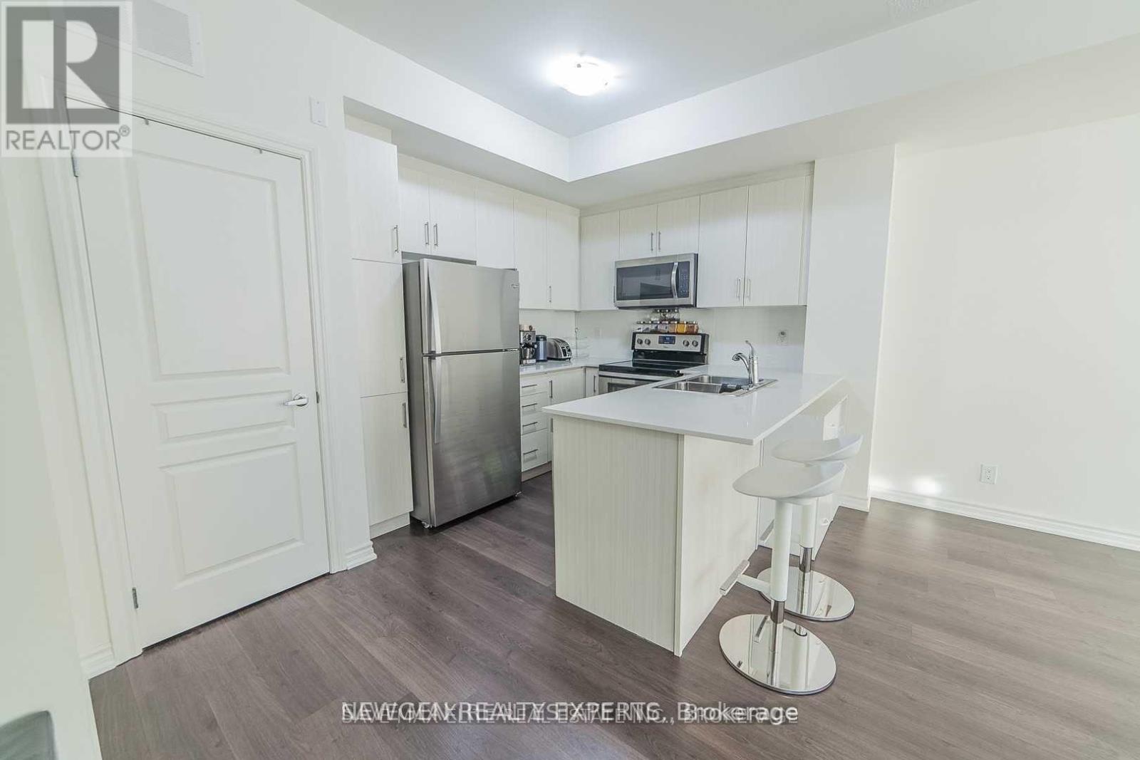 8 - 120 Longbranch Avenue, Toronto, Ontario  M8W 0A9 - Photo 6 - W12988450