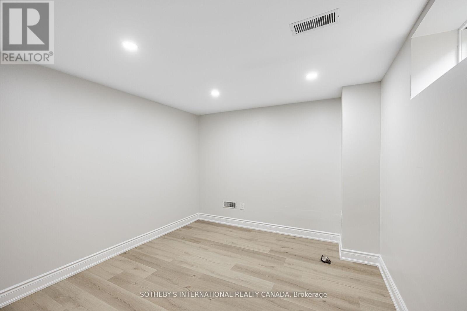 Upper - 222 Hammersmith Court, Burlington, Ontario  L7L 4N7 - Photo 16 - W12988518