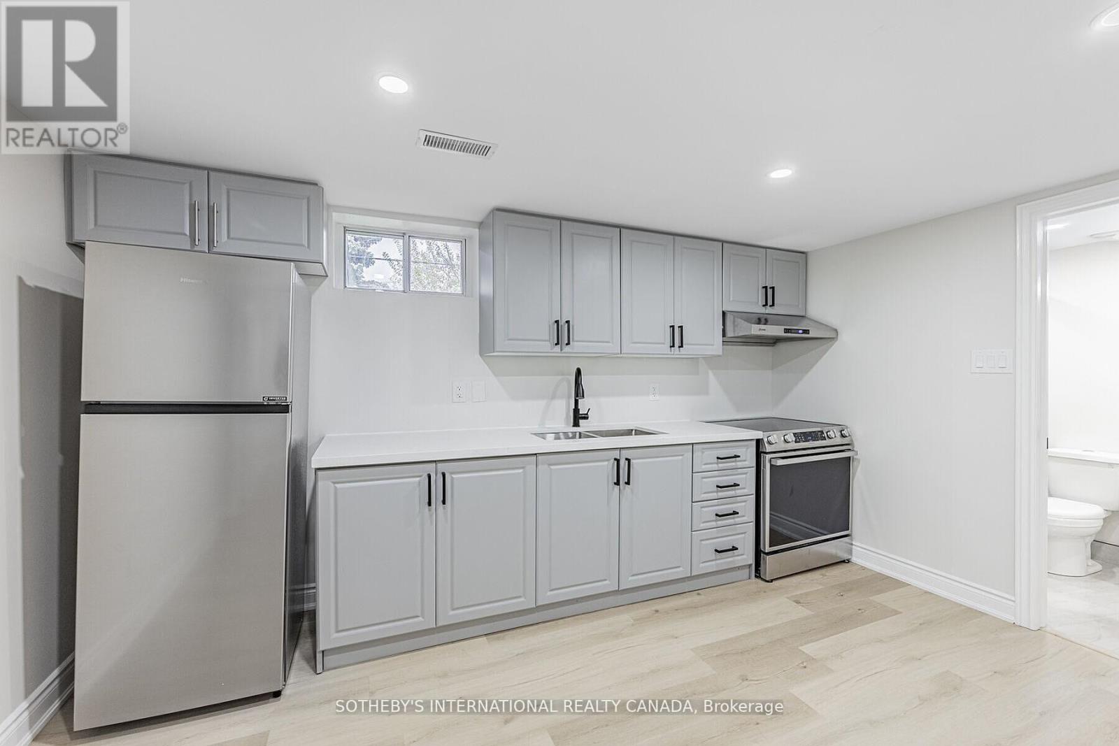 Upper - 222 Hammersmith Court, Burlington, Ontario  L7L 4N7 - Photo 4 - W12988518