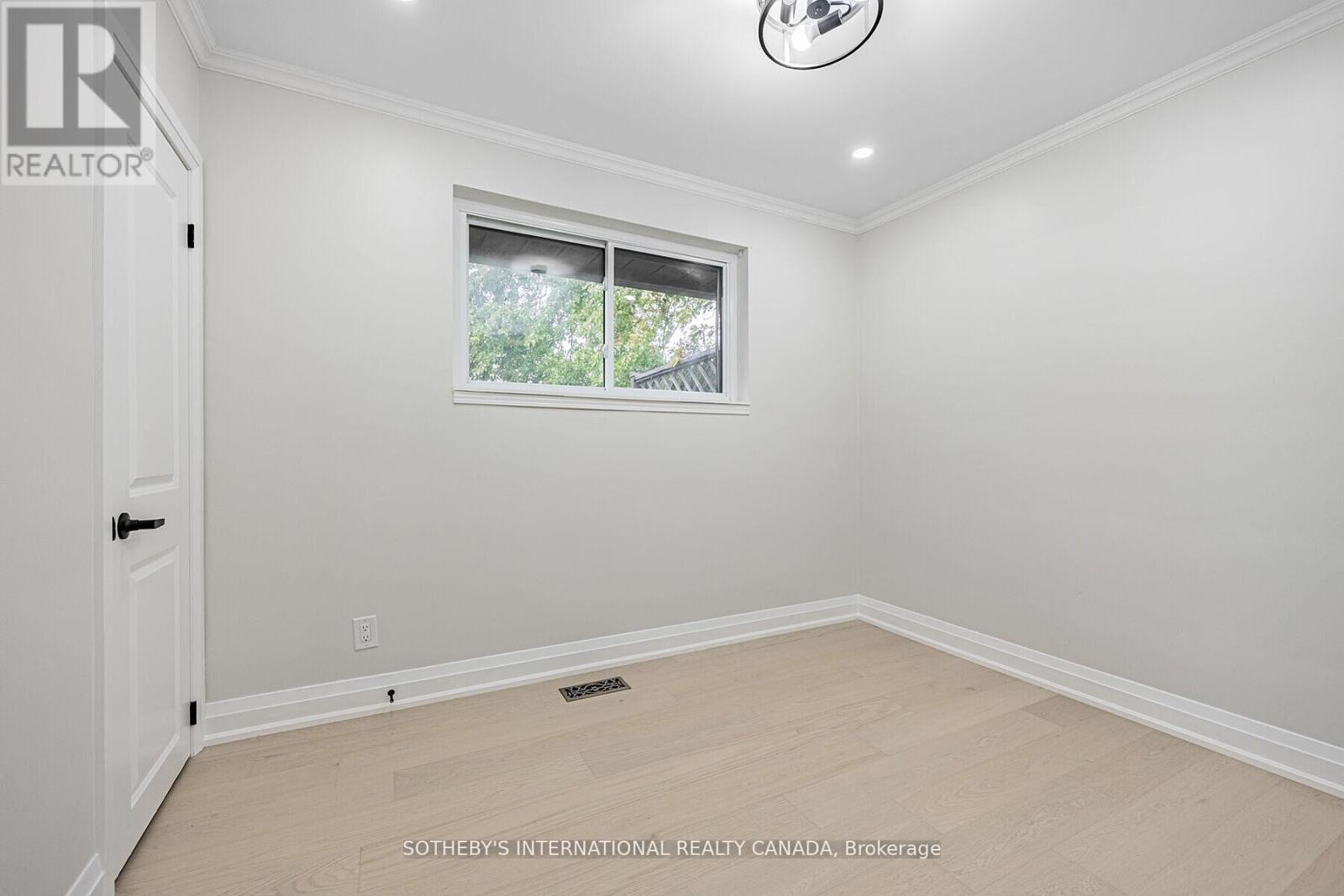 Upper - 222 Hammersmith Court, Burlington, Ontario  L7L 4N7 - Photo 7 - W12988518