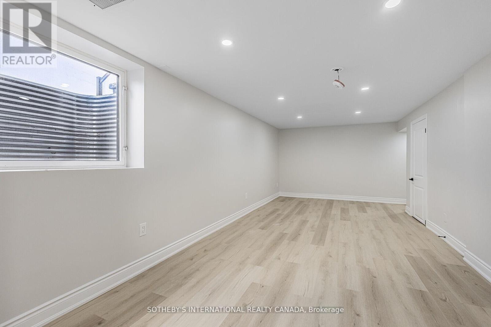 Upper - 222 Hammersmith Court, Burlington, Ontario  L7L 4N7 - Photo 9 - W12988518