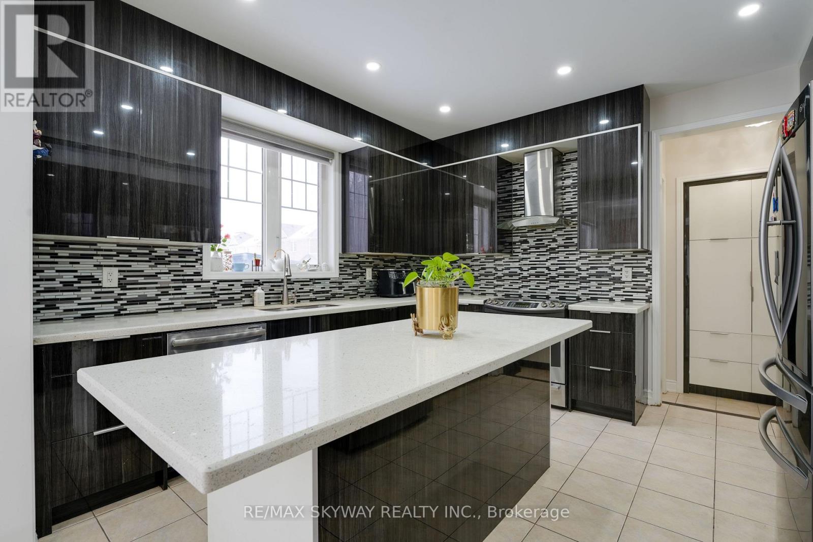 67 Veterans Drive, Brampton, Ontario  L7A 0T6 - Photo 14 - W12988524