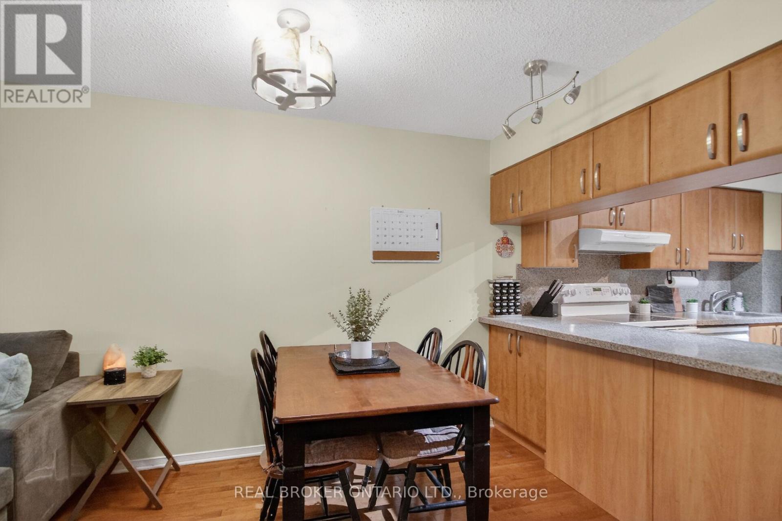 418 Briston Private, Ottawa, Ontario  K1G 5R4 - Photo 11 - X12988558