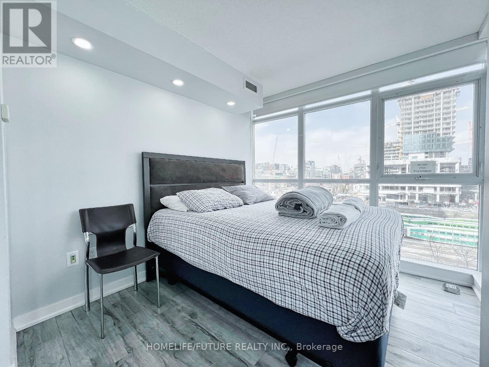 649 - 10 Capreol Court, Toronto, Ontario  M5V 4B3 - Photo 11 - C12988564