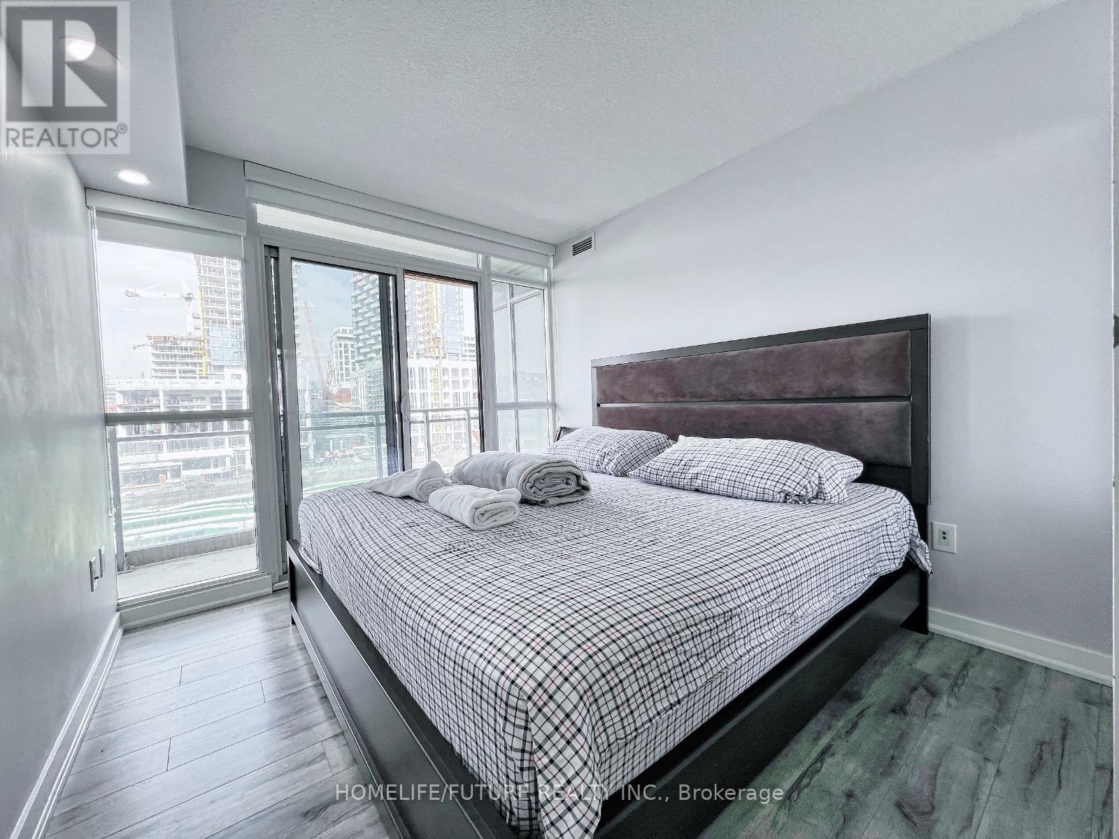 649 - 10 Capreol Court, Toronto, Ontario  M5V 4B3 - Photo 14 - C12988564