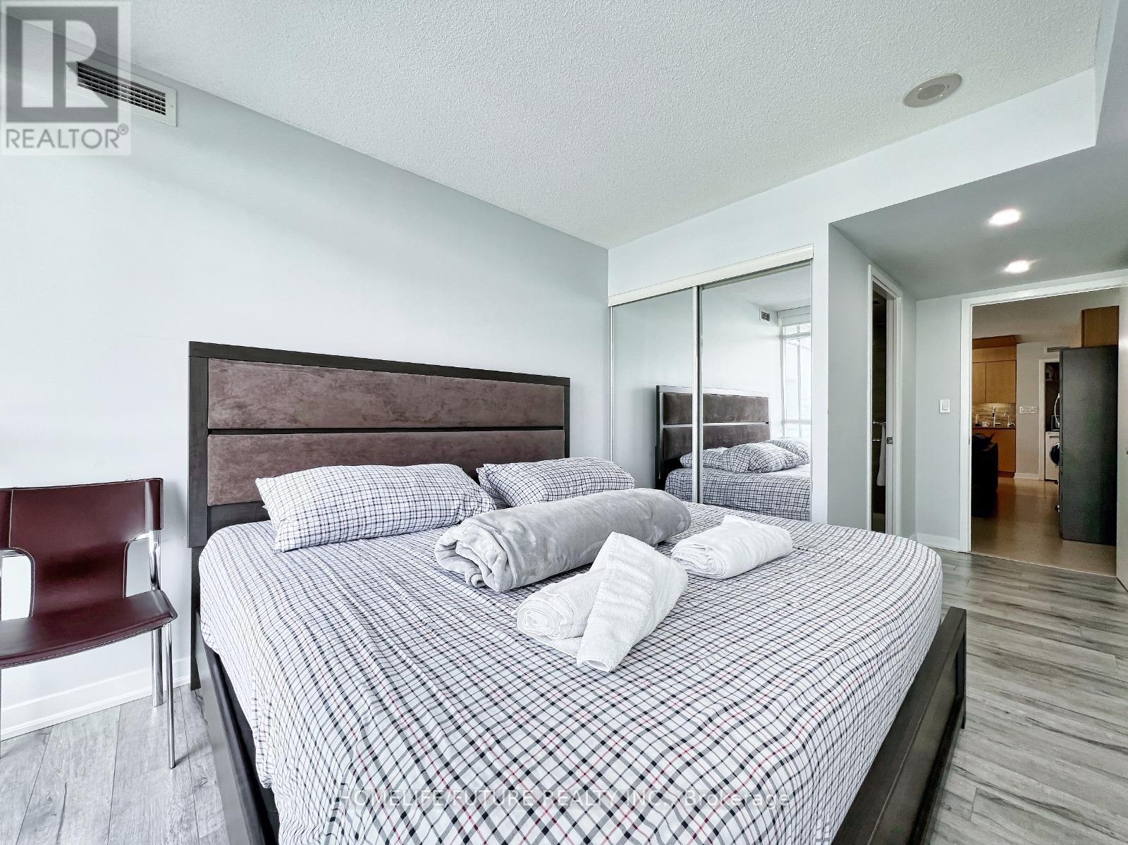 649 - 10 Capreol Court, Toronto, Ontario  M5V 4B3 - Photo 15 - C12988564