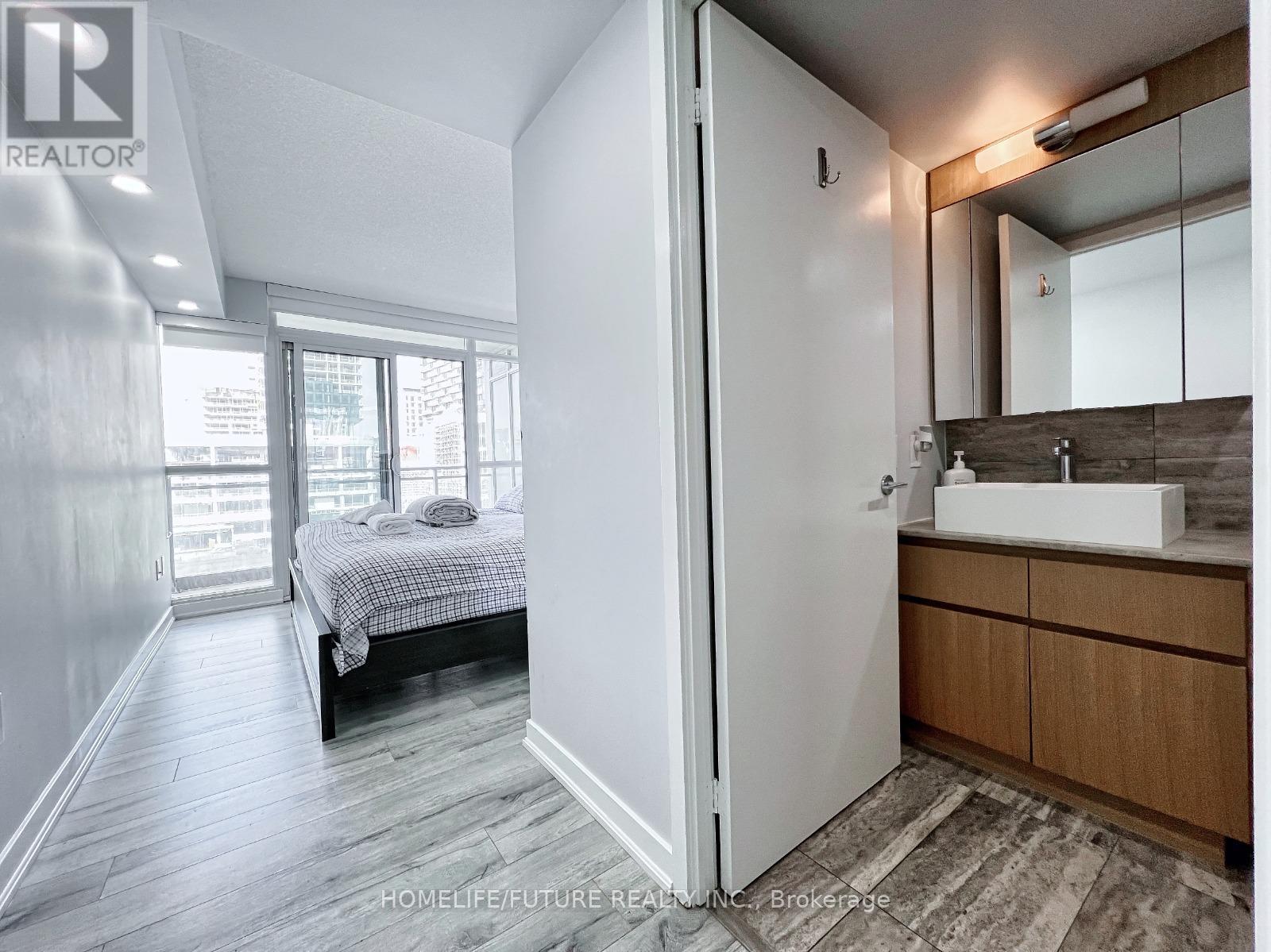 649 - 10 Capreol Court, Toronto, Ontario  M5V 4B3 - Photo 16 - C12988564