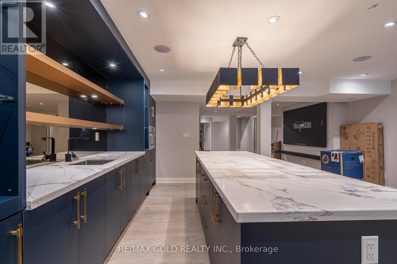 61 Yellowknife Road, Brampton, Ontario  L6R 0B3 - Photo 2 - W12979510