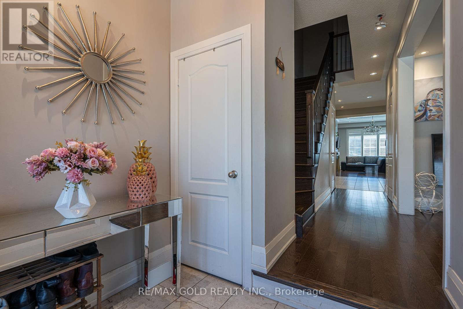 61 Yellowknife Road, Brampton, Ontario  L6R 0B3 - Photo 5 - W12979510