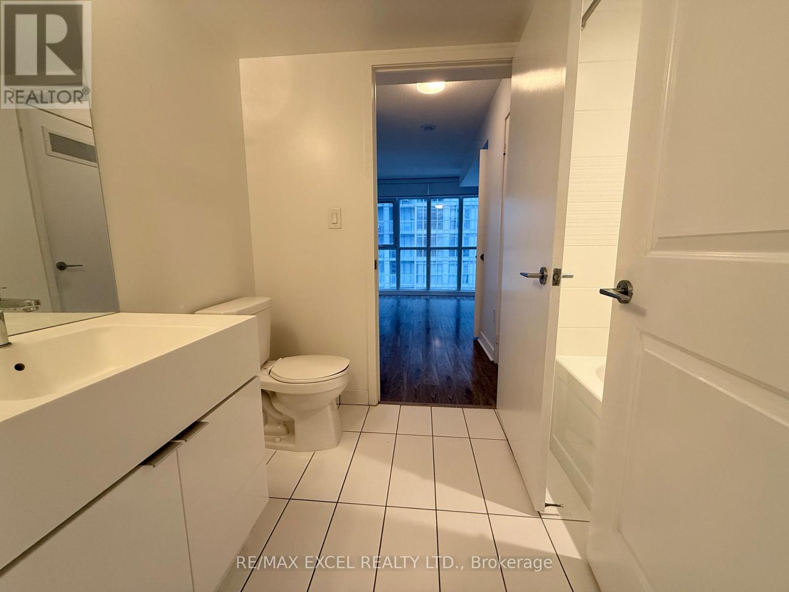 628 - 21 Iceboat Terrace, Toronto, Ontario  M5V 4A9 - Photo 10 - C12988396