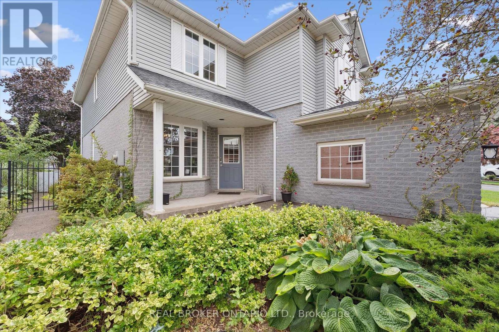 18 Pearwood Court, Kitchener, Ontario  N2P 2L1 - Photo 2 - X12988668