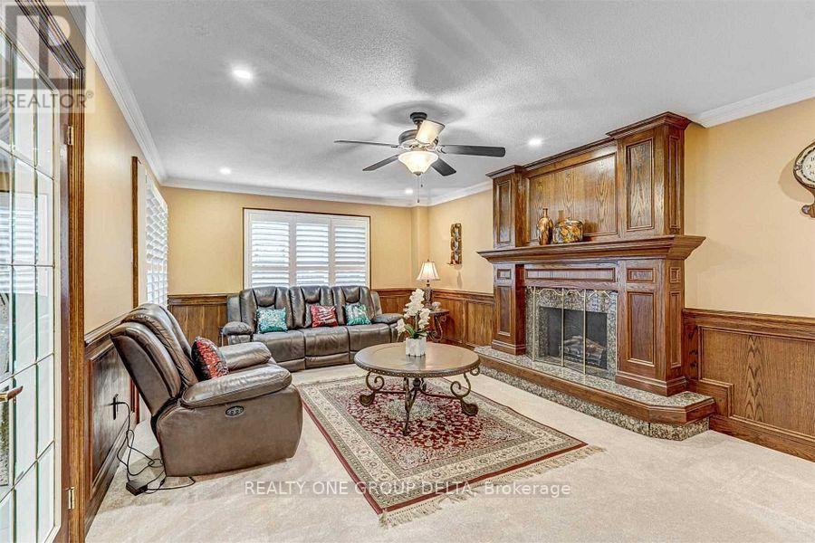 1918 Royal Credit Boulevard, Mississauga, Ontario  L5M 4Y1 - Photo 3 - W12988670