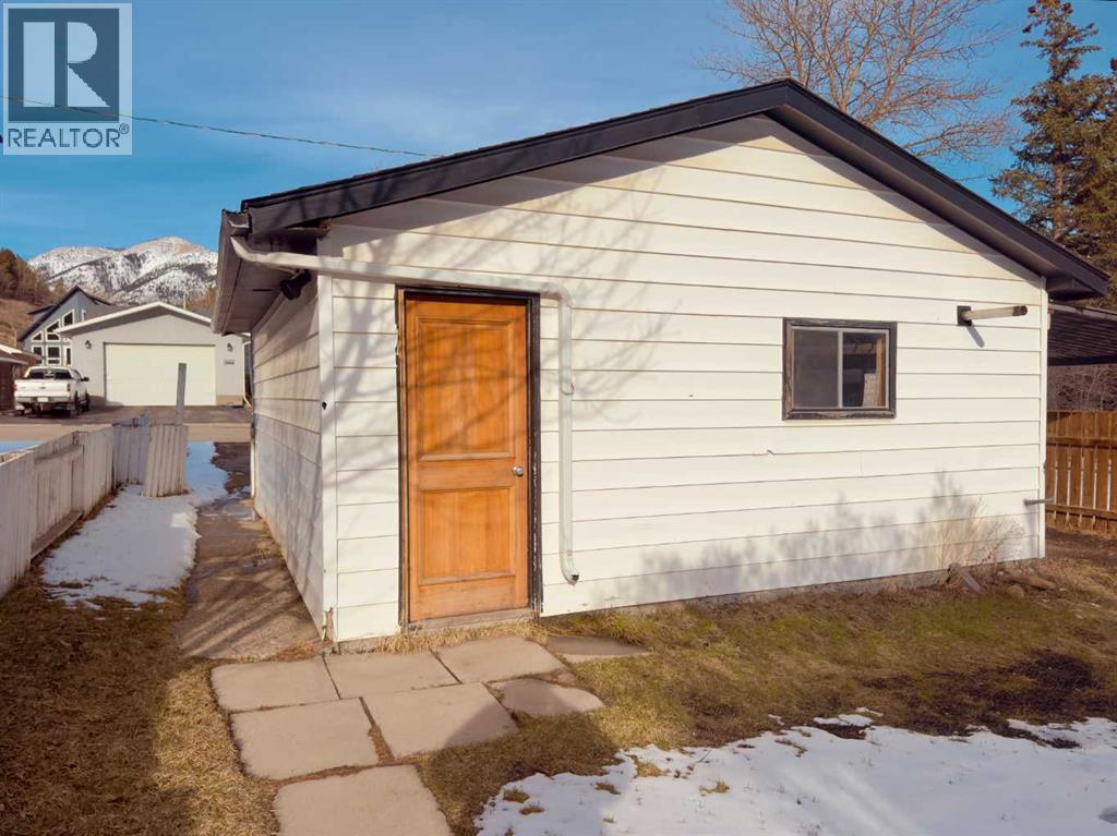 15030 21 Aveunue, Frank, Alberta  T0K 0E0 - Photo 4 - A2297280