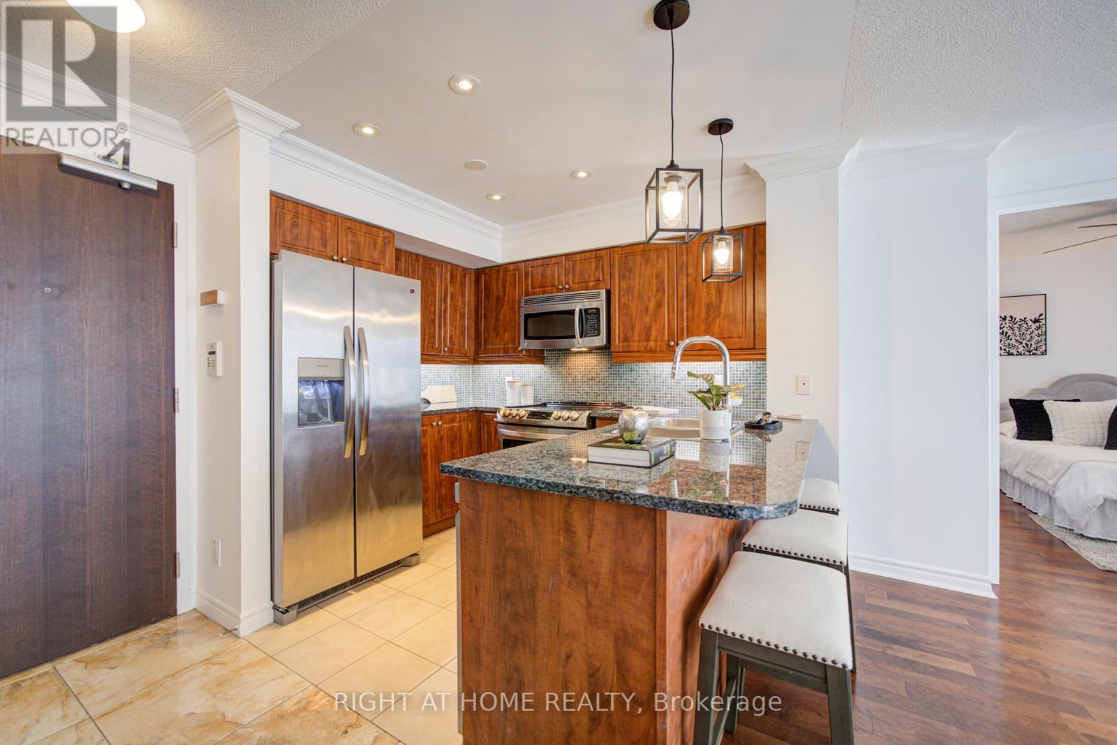 211 - 335 Rathburn Road W, Mississauga, Ontario  L5B 0C8 - Photo 10 - W12988706