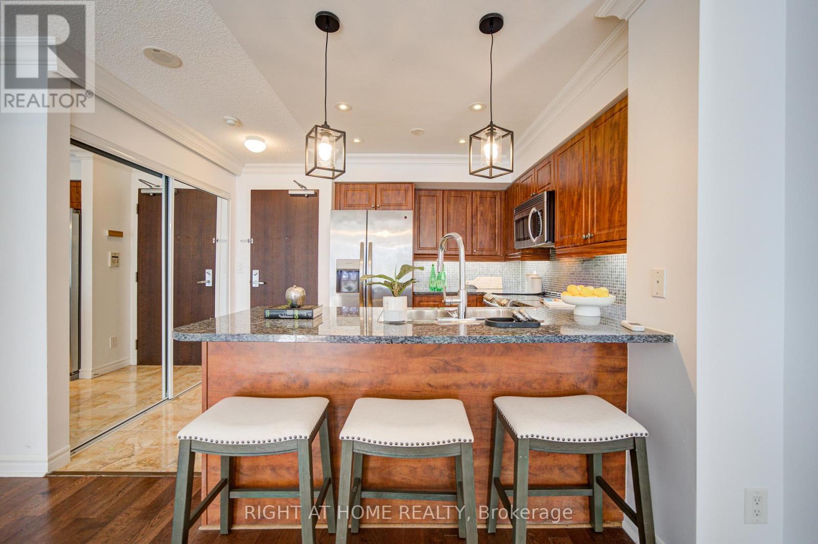 211 - 335 Rathburn Road W, Mississauga, Ontario  L5B 0C8 - Photo 11 - W12988706