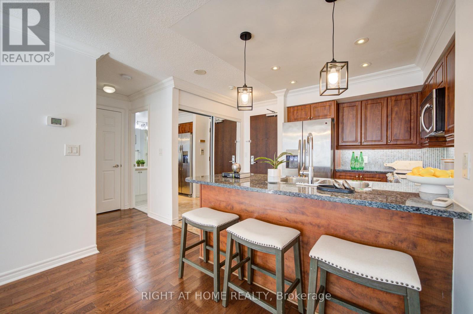 211 - 335 Rathburn Road W, Mississauga, Ontario  L5B 0C8 - Photo 12 - W12988706