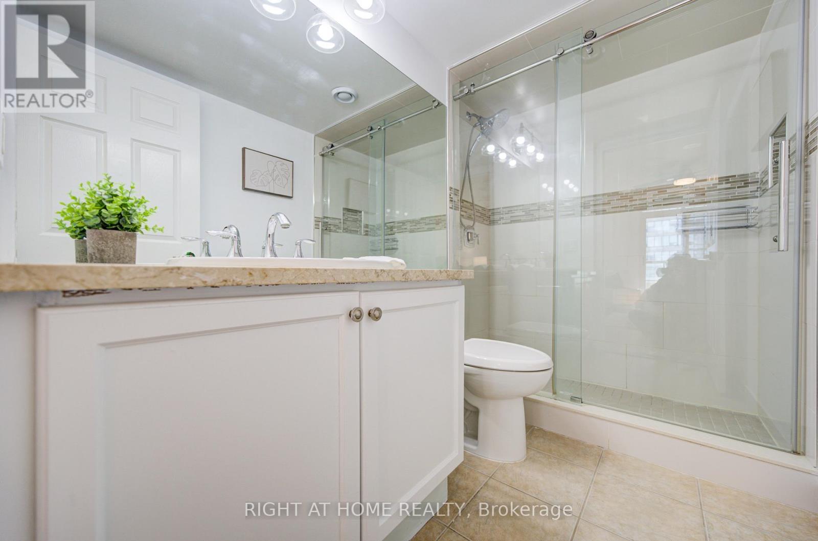 211 - 335 Rathburn Road W, Mississauga, Ontario  L5B 0C8 - Photo 27 - W12988706