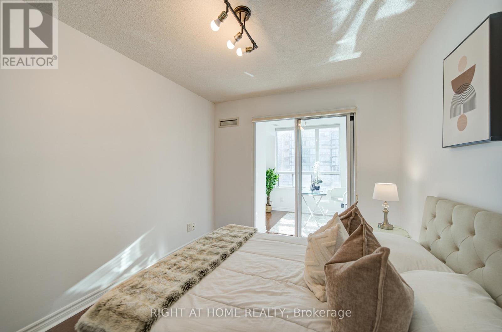 211 - 335 Rathburn Road W, Mississauga, Ontario  L5B 0C8 - Photo 30 - W12988706