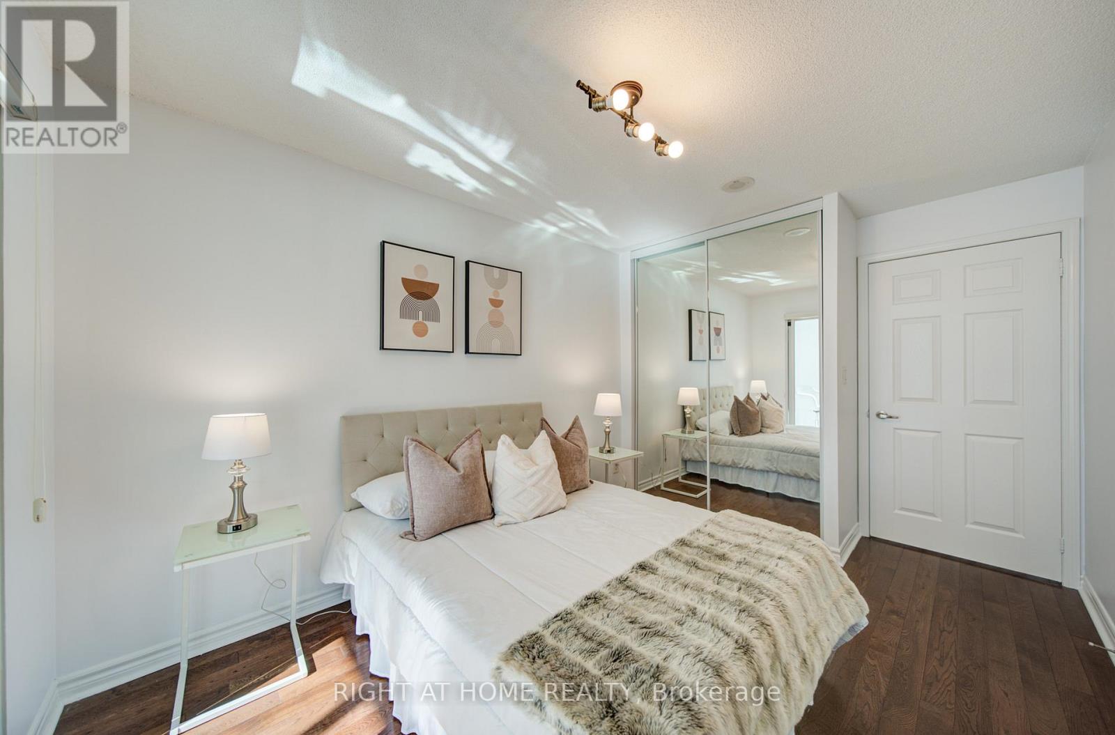 211 - 335 Rathburn Road W, Mississauga, Ontario  L5B 0C8 - Photo 32 - W12988706