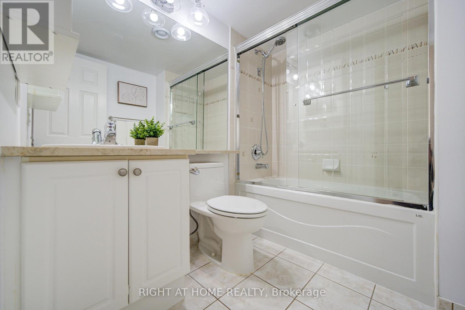 211 - 335 Rathburn Road W, Mississauga, Ontario  L5B 0C8 - Photo 36 - W12988706