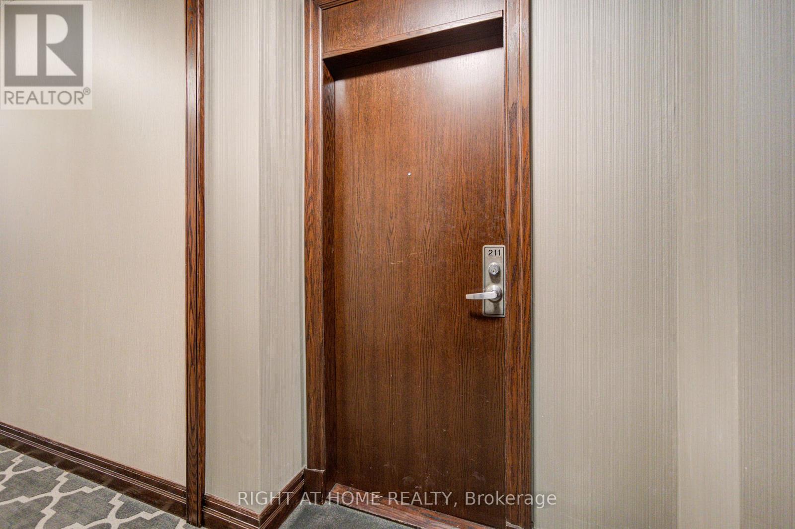 211 - 335 Rathburn Road W, Mississauga, Ontario  L5B 0C8 - Photo 4 - W12988706