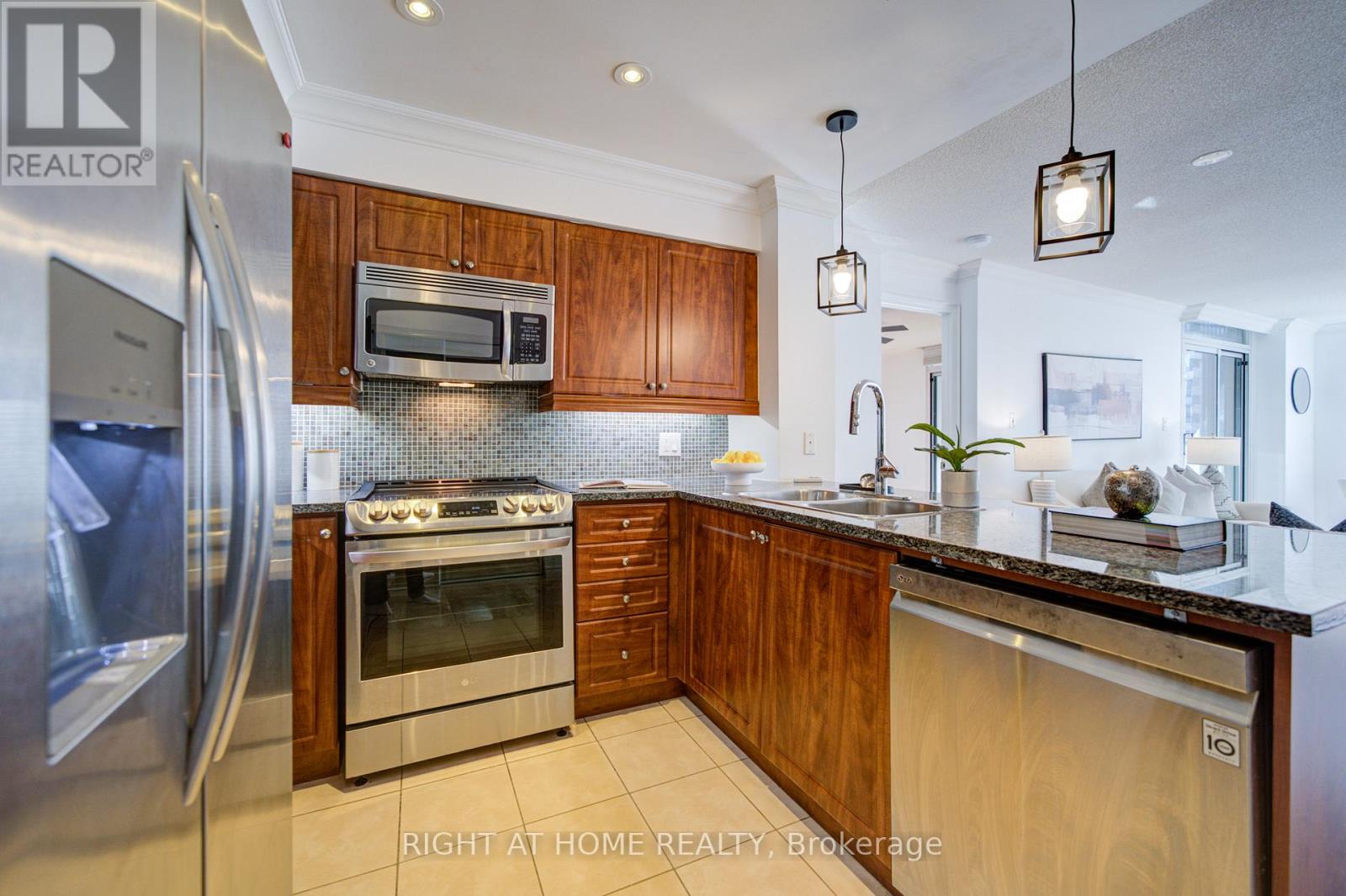 211 - 335 Rathburn Road W, Mississauga, Ontario  L5B 0C8 - Photo 8 - W12988706