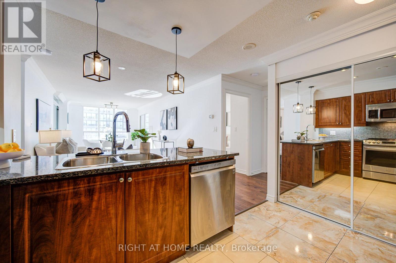 211 - 335 Rathburn Road W, Mississauga, Ontario  L5B 0C8 - Photo 9 - W12988706