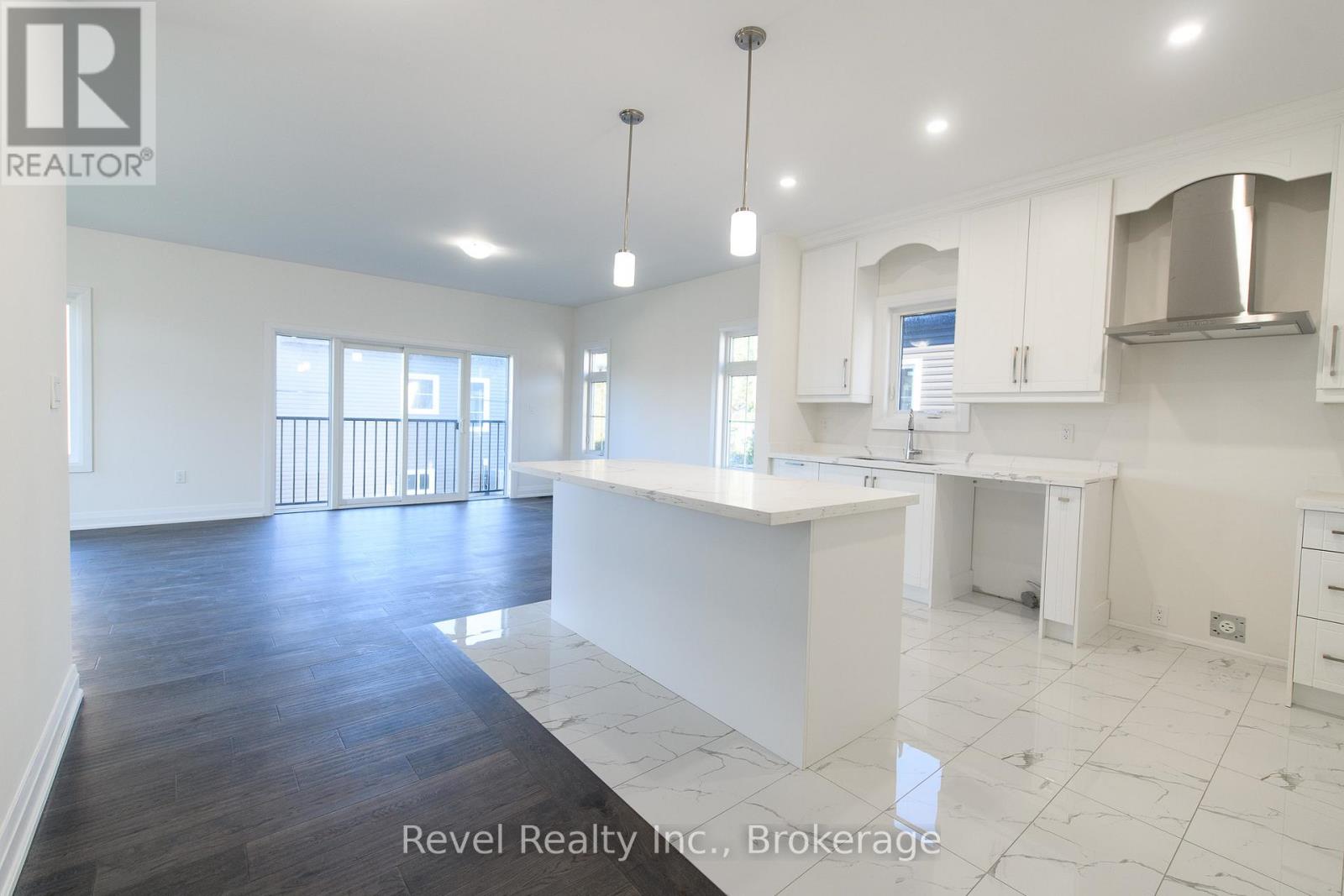 45 Joanne Crescent, Wasaga Beach, Ontario  L9Z 2N9 - Photo 3 - S12347781