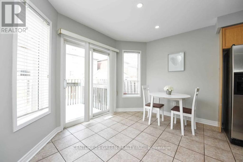 11 Penbridge Circle, Brampton, Ontario L7A 2P8 - Photo 12 - W12988762