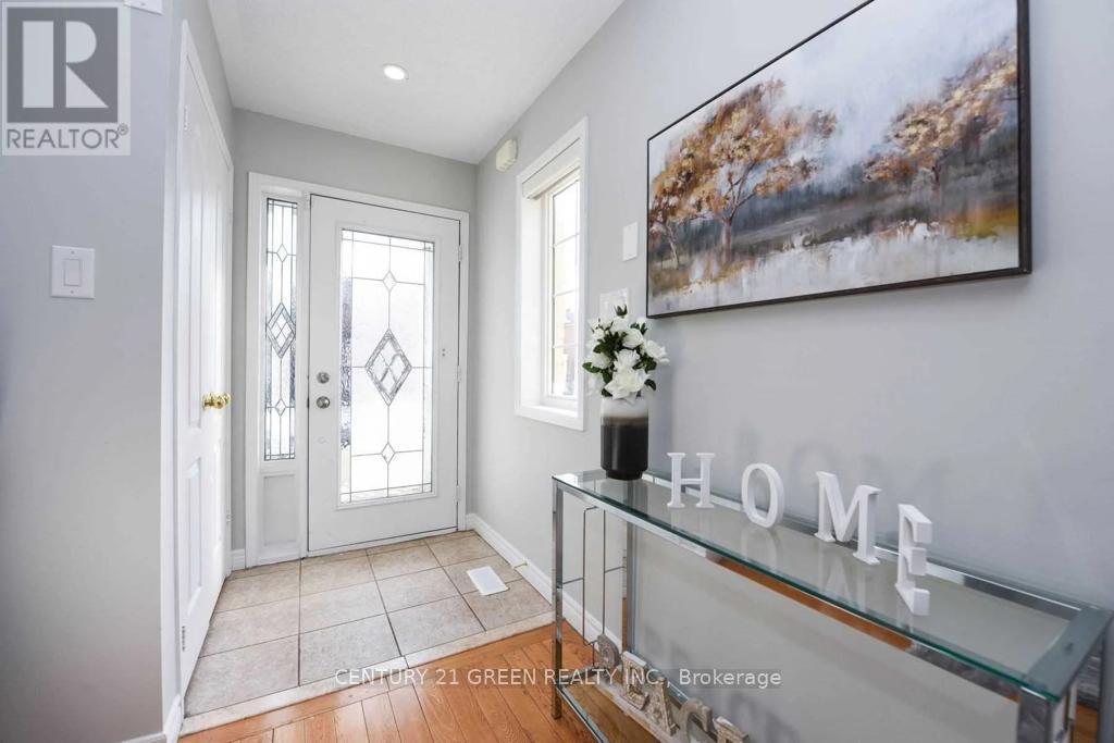 11 Penbridge Circle, Brampton, Ontario L7A 2P8 - Photo 2 - W12988762