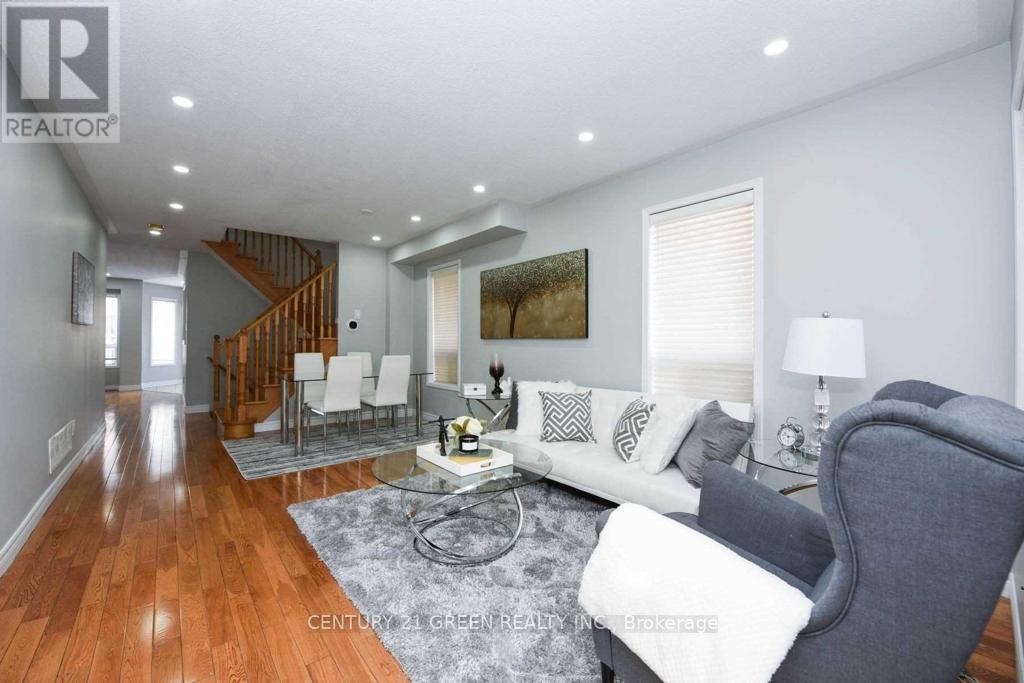 11 Penbridge Circle, Brampton, Ontario L7A 2P8 - Photo 4 - W12988762