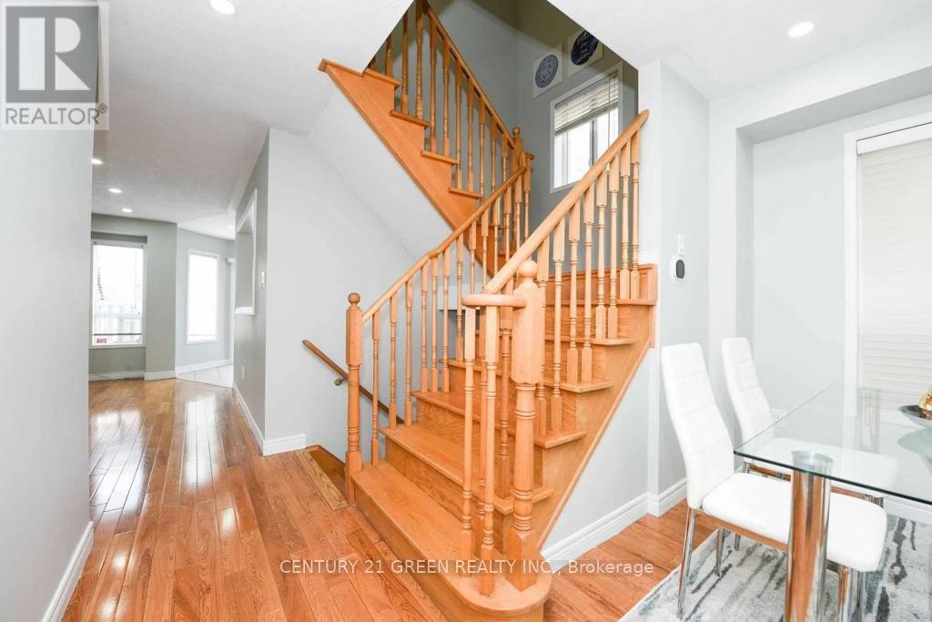 11 Penbridge Circle, Brampton, Ontario L7A 2P8 - Photo 6 - W12988762