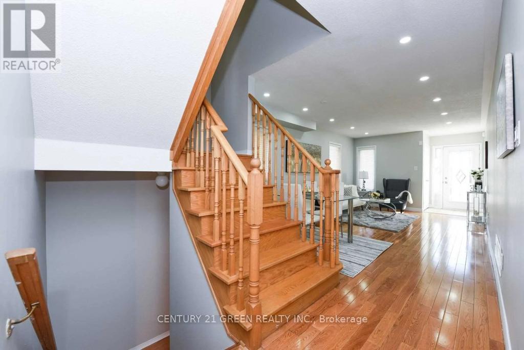 11 Penbridge Circle, Brampton, Ontario L7A 2P8 - Photo 8 - W12988762