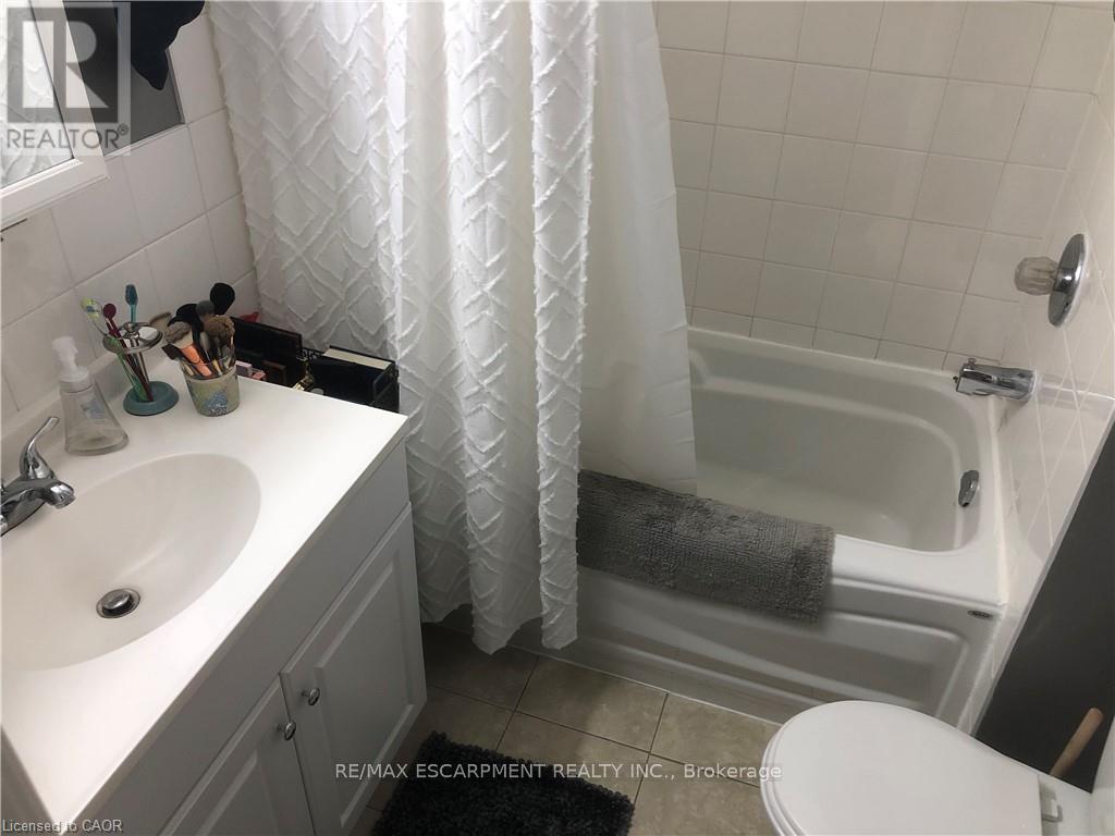 #upper - 29 Pontiac Street, Brantford, Ontario  N3S 2A6 - Photo 21 - X12988768