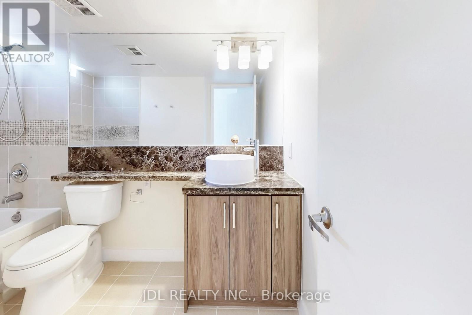 Th8 - 31 Brunel Court, Toronto, Ontario  M5V 3Y2 - Photo 13 - C12988790