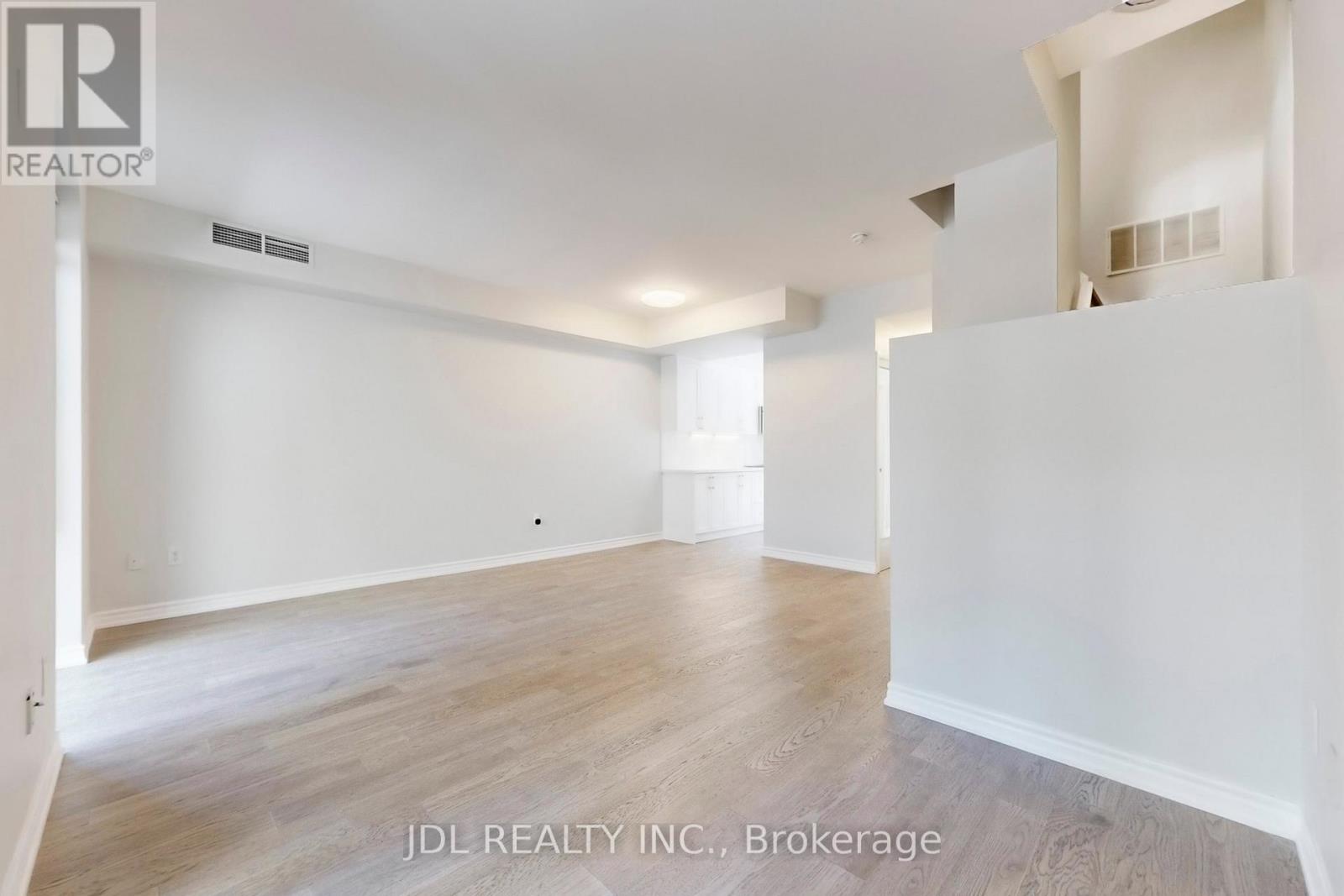 Th8 - 31 Brunel Court, Toronto, Ontario  M5V 3Y2 - Photo 5 - C12988790