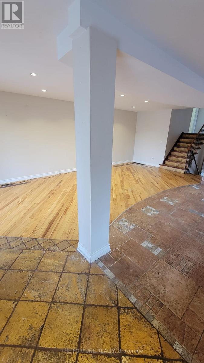 44 Rotherglen (Main) Court, Brampton, Ontario  L6X 2S1 - Photo 3 - W12988784