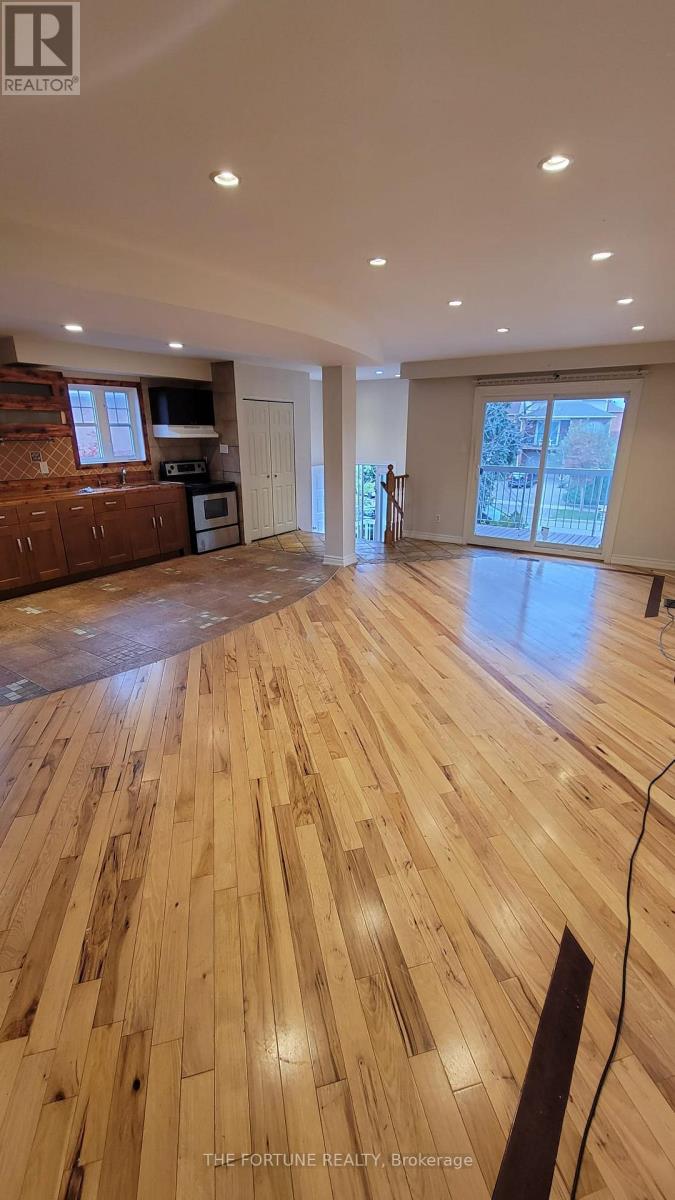 44 Rotherglen (Main) Court, Brampton, Ontario  L6X 2S1 - Photo 4 - W12988784