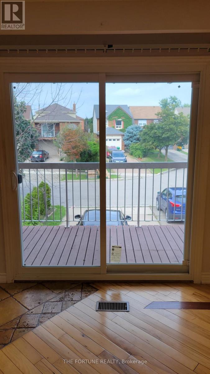 44 Rotherglen (Main) Court, Brampton, Ontario  L6X 2S1 - Photo 5 - W12988784