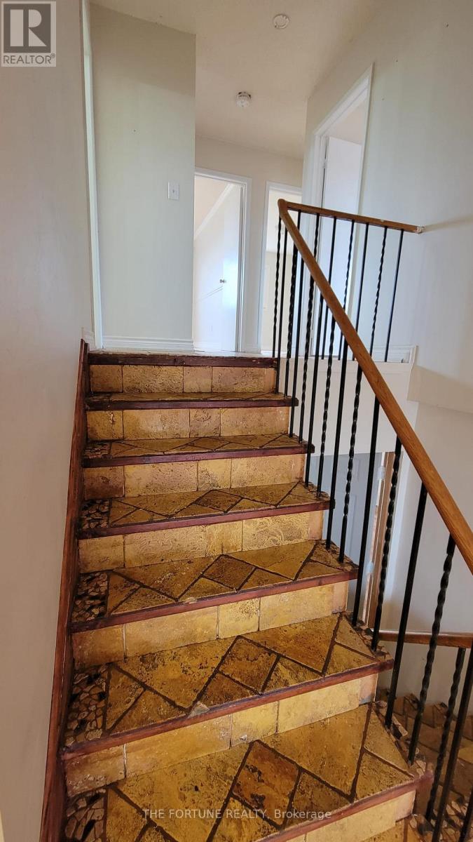 44 Rotherglen (Main) Court, Brampton, Ontario  L6X 2S1 - Photo 6 - W12988784