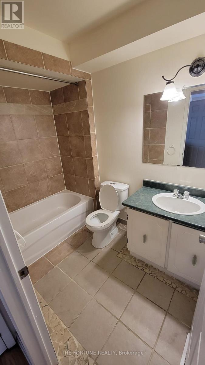 44 Rotherglen (Main) Court, Brampton, Ontario  L6X 2S1 - Photo 7 - W12988784